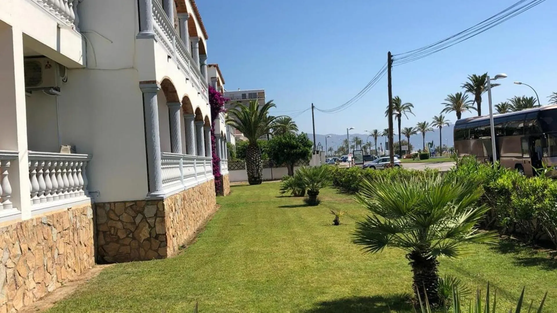 Vista Bahia 9 - Apartamento En Primera Linea De Mar A Pocos Metros Del Centro De Empuriabrava Con Aparcamiento. - Es-228-180 contacts